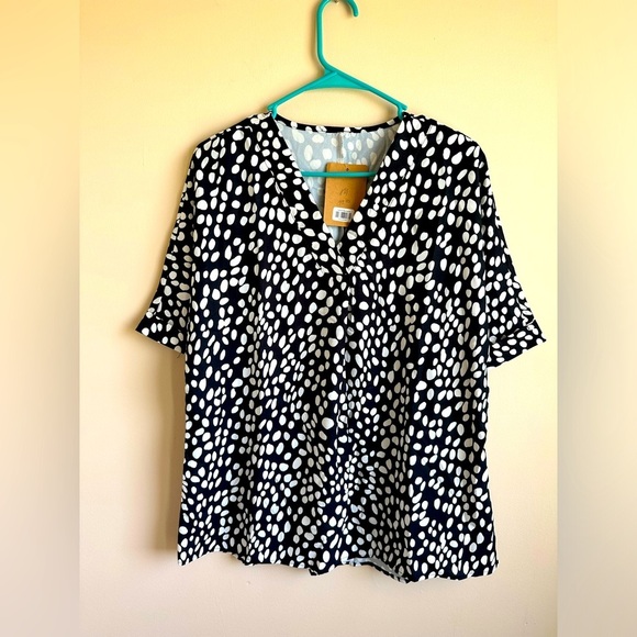 Unbranded Tops - NWT - Black & White Polka Dots V Neck Lightweight Short Sleeve Blouse - Medium